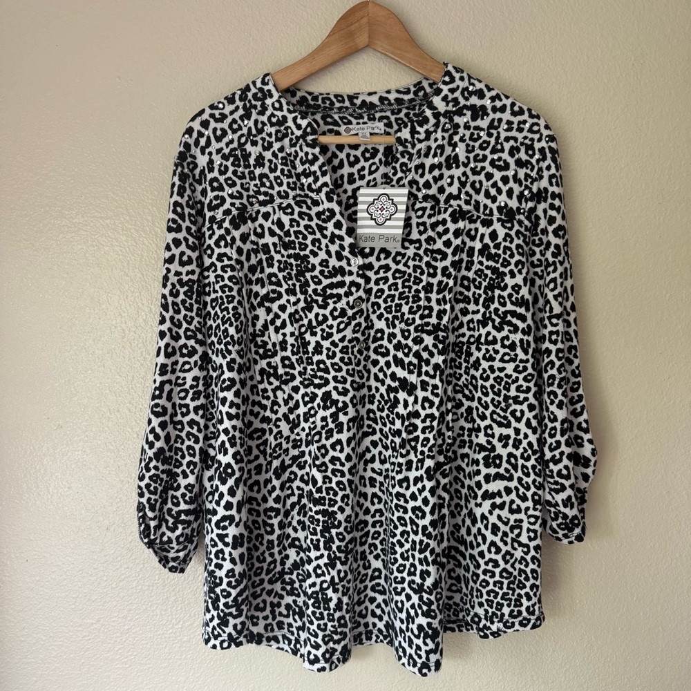 ❇️Kate Park Black and White Leopard Print Blouse 2 for $22❇️